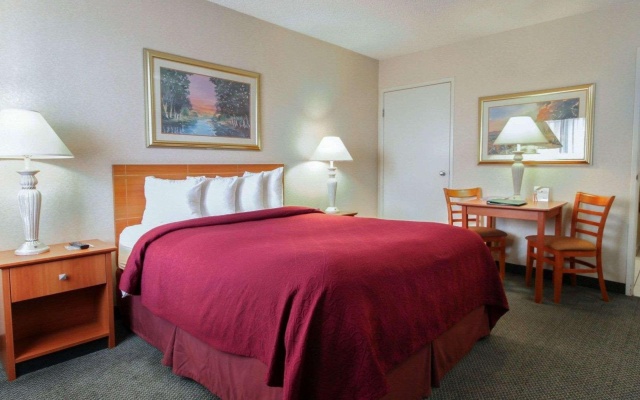 Quality Inn Airport East - Image 4