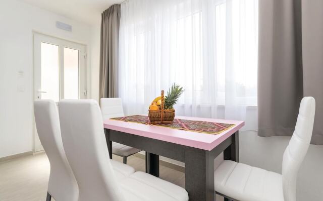 Stunning Home in Radovcici With Wifi and 4 Bedrooms