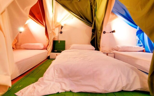 Queen's Hostel- Female Friendly