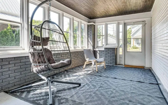 Charming 2 Bedroom with in Home Gym