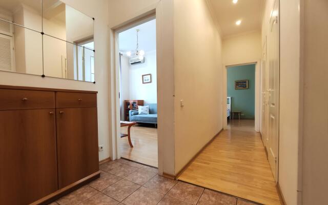 Tverskaya Street (Тверская Стрит) на улице 1-ая Тверская-Ямская