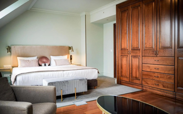 Queen's Court Hotel & Residence