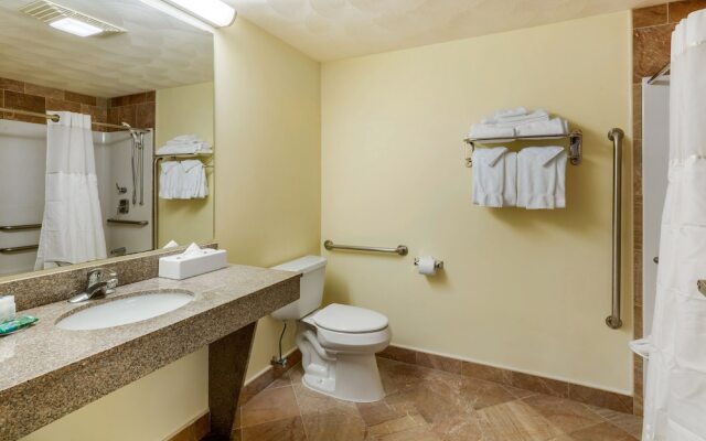 Quality Inn & Suites Atlantic Beach Hotel