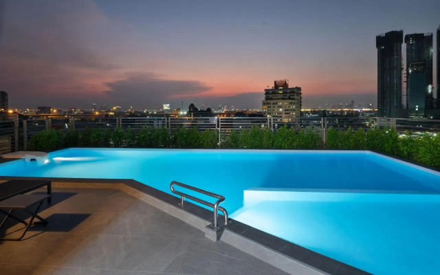 Lumen Bangkok Udomsuk Station