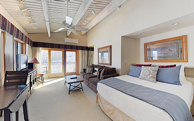 Timberline Condominium Studio Deluxe Unit 318