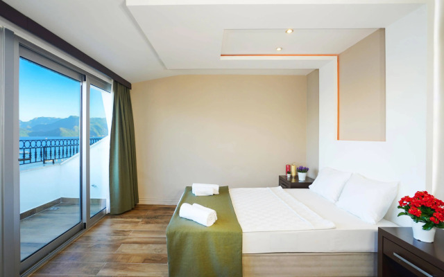 Aurasia SeaSide Hotel