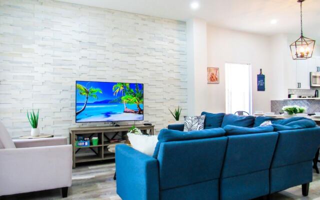 Stylish 3 Bedroom Home Private Balcony Patio