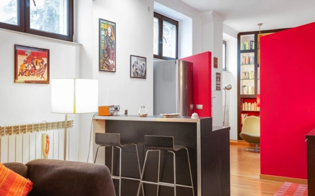 Stylish House with Hot Tub, Movies & Books
