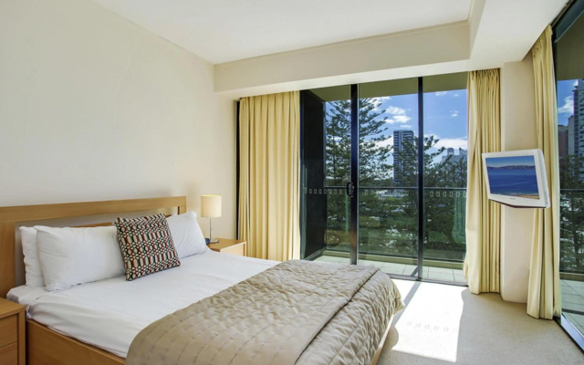 Mantra Broadbeach on the Park – Guest Rooms – Gold Coast