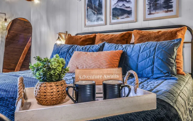 Cliff Haven 1 Bedroom Cabin by RedAwning