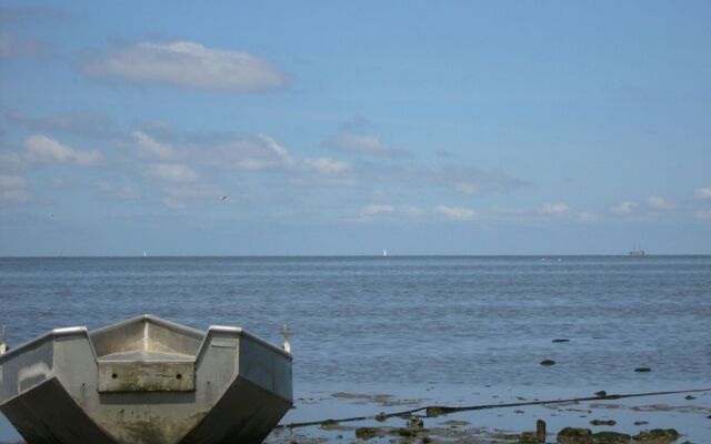 Nice Chalet with Dishwasher near Wadden Sea