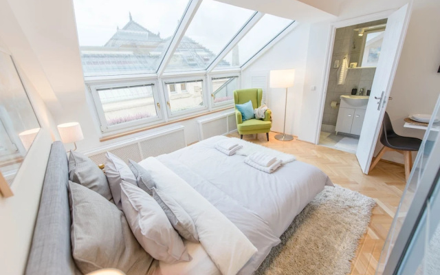 Venus Apartments - Deluxe Loft Skylit