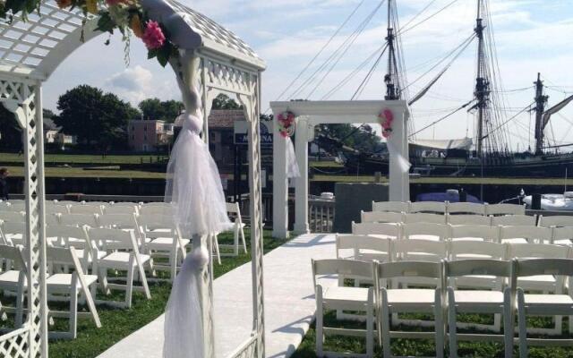 Salem Waterfront Hotel & Suites