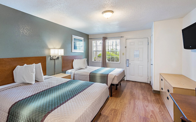 HomeTowne Studios by Red Roof Atlanta - Lawrenceville