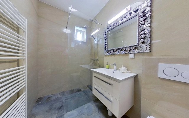 Ron De Mar #3 modern room