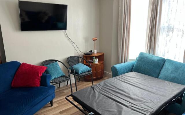 Fantastic home Bournemouth with Jacuzzi Garden parking