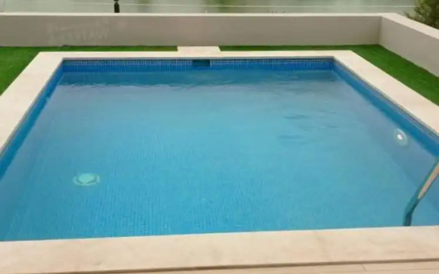 Peaceful 2-bedroom Pool Escape