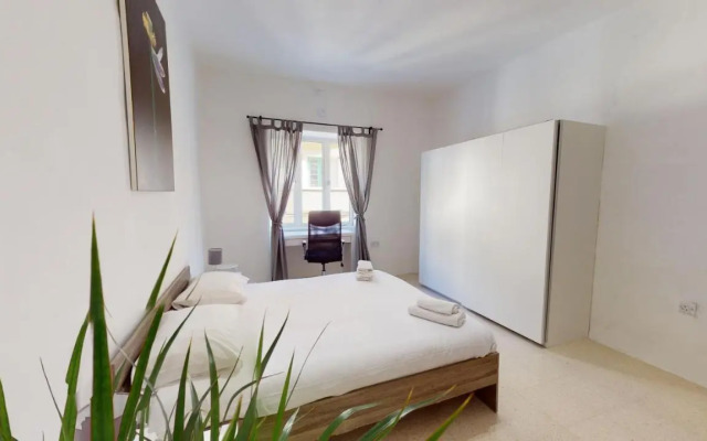 St Julians - Balluta Bay large 3 bedroom apartment
