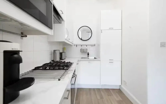 Bright and Modern Flat with desk