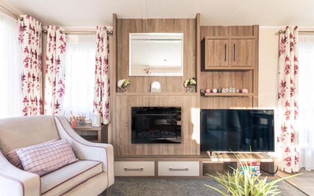 Lakeshore Lodge with Hot Tub