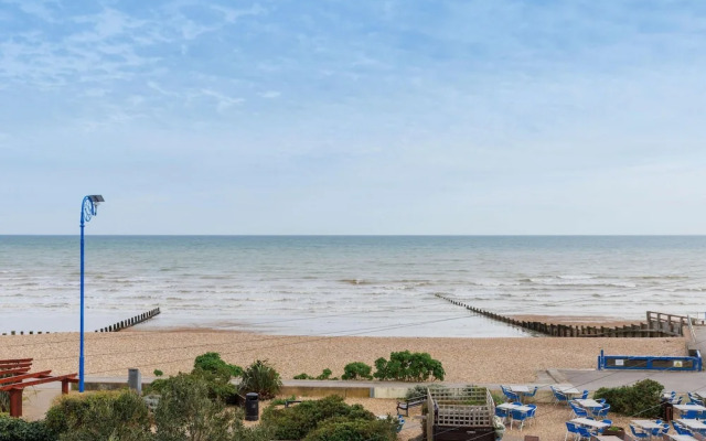 Chic 2-bed Seafront Haven Near Felpham Beach