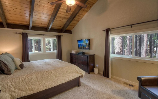 Snowshoe Chalet 3 Bedroom Cabin by RedAwning
