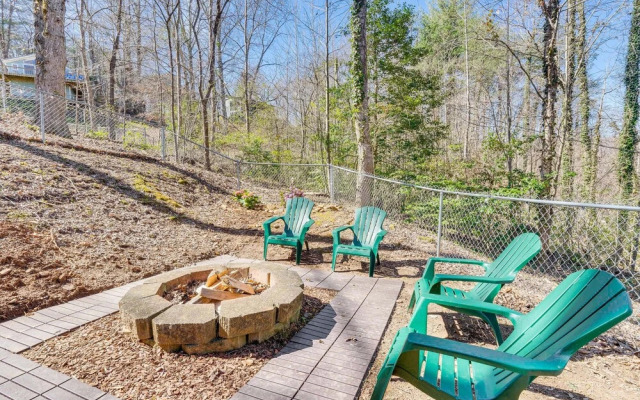 Pet-friendly Hiawassee Cabin w/ Lake Views & Sauna