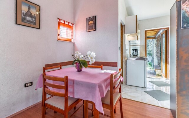 Stunning Apartment in Jadreski With Wifi