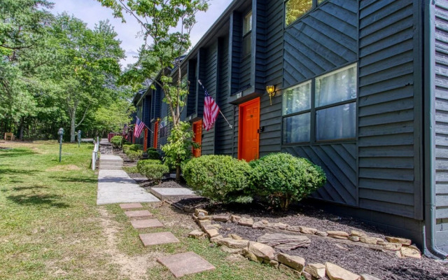 Pinecrest Townhomes-1K-2Q Unit-Renovated