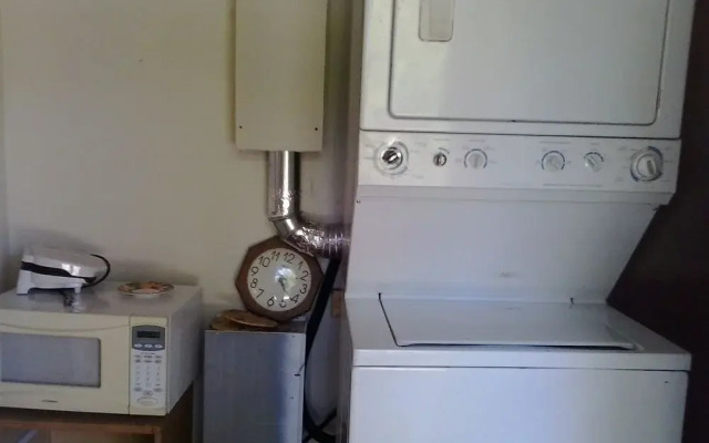 Port Hope Economy Apartments