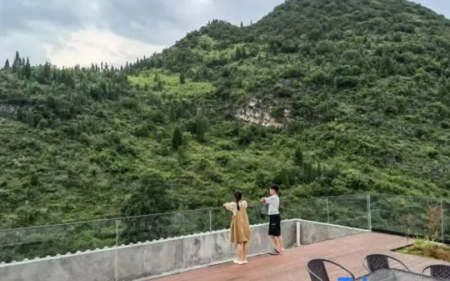Yuexiang · Lianlian Buyi Mountain View Terrace Design Guesthouse (Huangguoshu Waterfall) – People – Anshun
