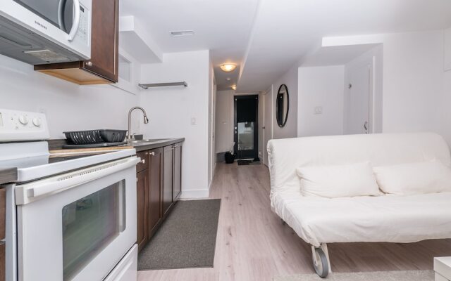 Cosy 1 Bedroom Suite in Leslieville