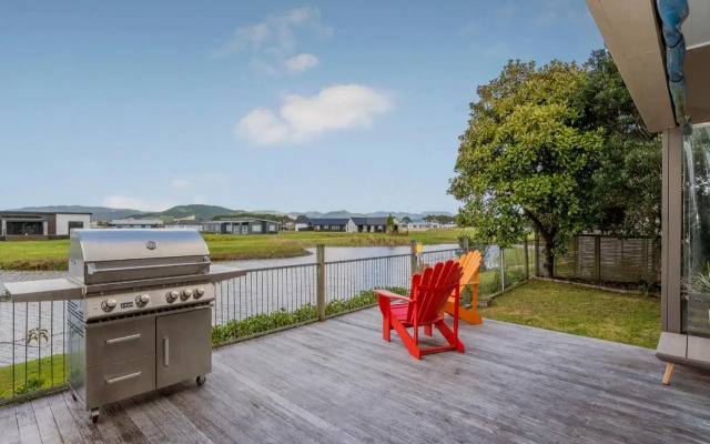 Sanctuary By The Water - Matarangi Holiday Home