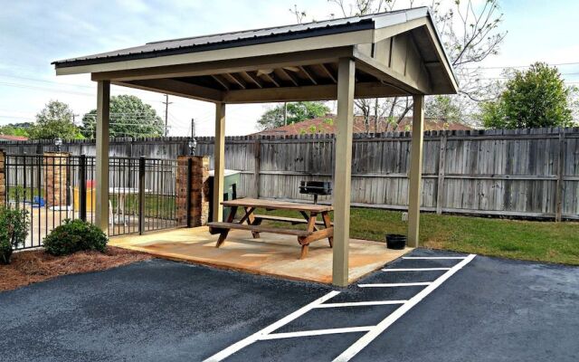 Cochran Inn & Suites