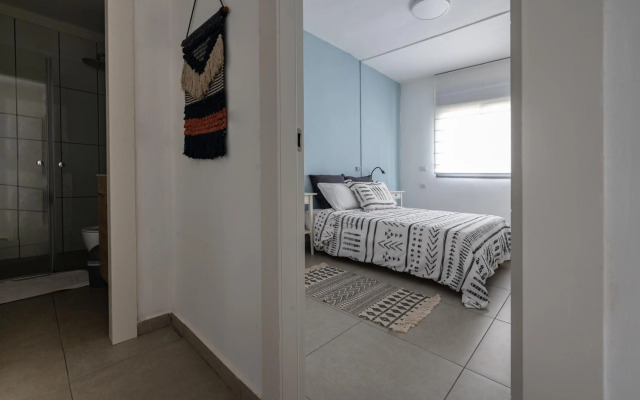 New Stylish 2-BR Apartment with Private Balcony