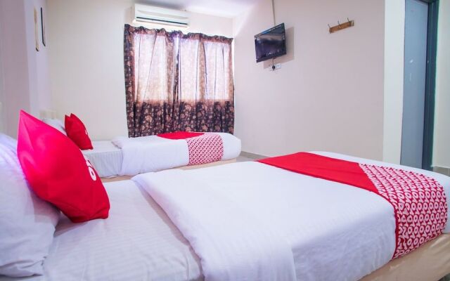 OYO 44010 Royals Star Hotel