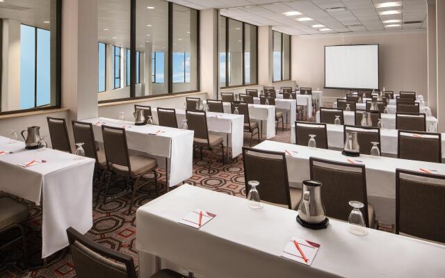 Crowne Plaza Dallas Market Ctr - Love Field by IHG