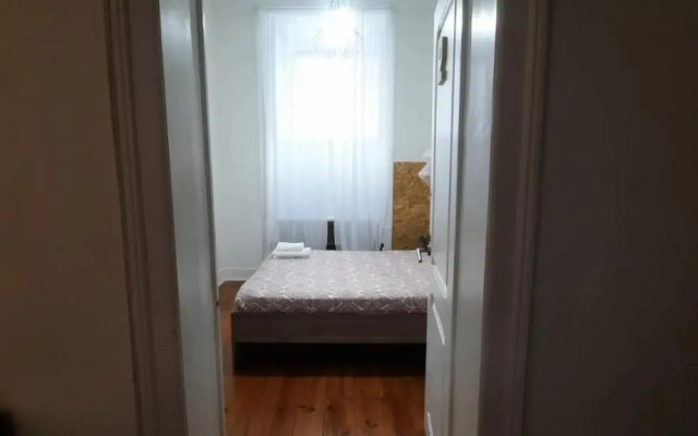 Sunny Terrace Apt, Close to Downtown! 2 Bedroom Flat
