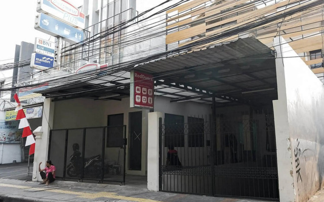 RedDoorz Near Mall Taman Anggrek