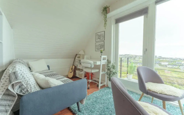 Great 3 BR Loft Apt - Views-Free Parking