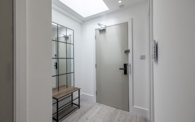 Impeccable 2-bed Apartment in Camberley