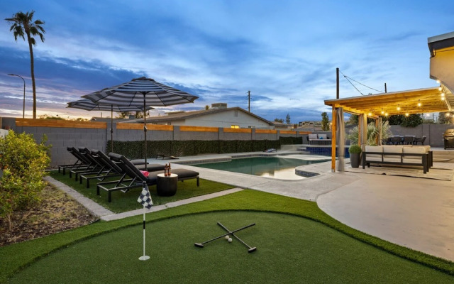 Desert Dreaming Deluxe Retreat w Pool Putt