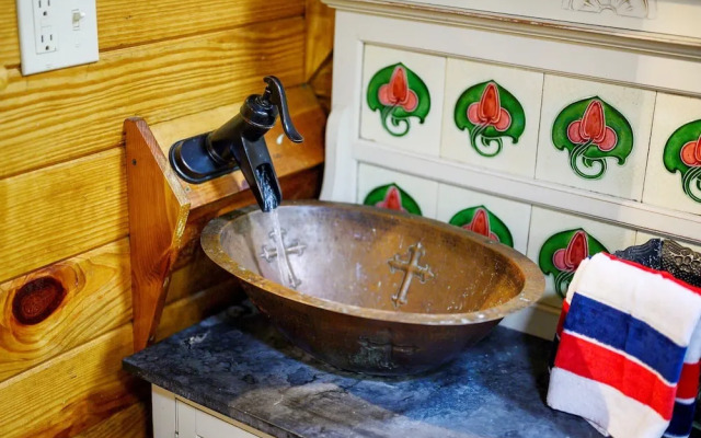 Sunset Ridge Cozy Cabin for 6