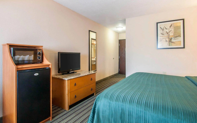 Econo Lodge Inn & Suites