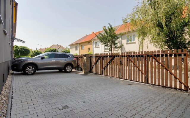 Apartments With Sunny Garden Prague