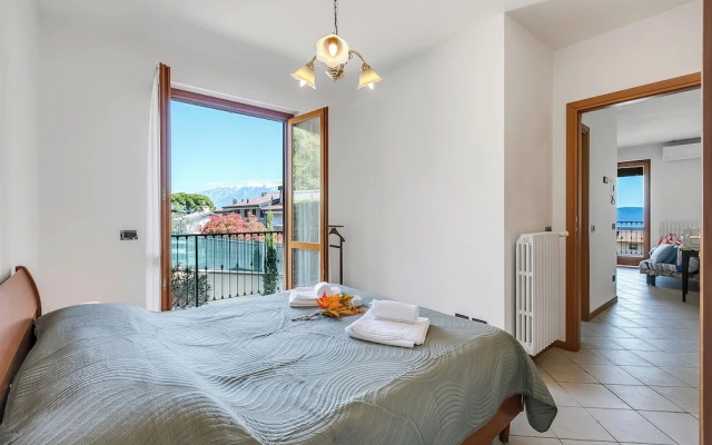 Julia's House With Lakeview and shared pool