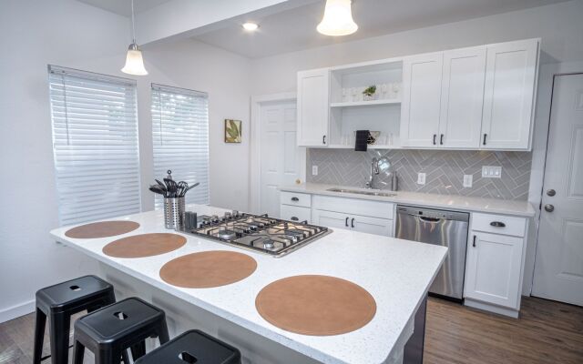 5BR/4BA House Sleeps 20 Downtown