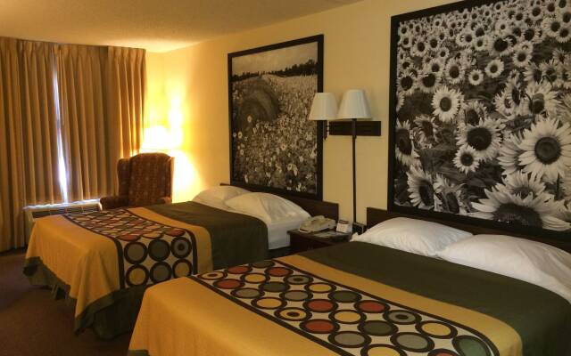 Super 8 By Wyndham Lamar