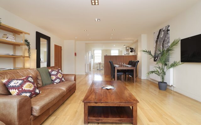 JOIVY Executive 2-Bed Apt With Stunning Roof Terraces