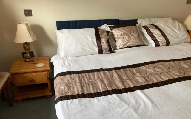 Broxbourne Two-Bedroom Apartment Close To Amenities